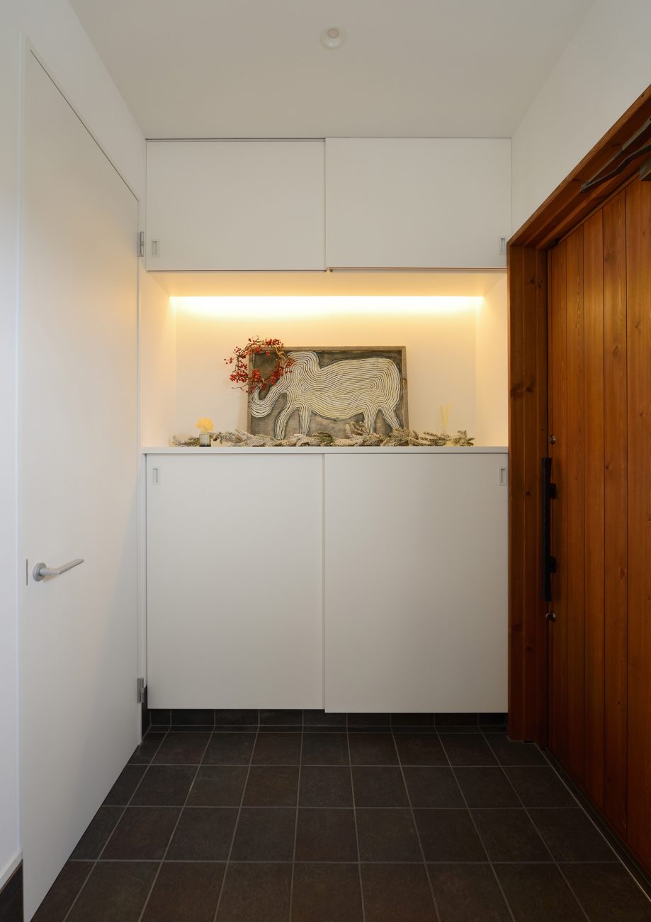 扉付きのシューズボックスがあるシンプルな玄関・デザイン住宅
