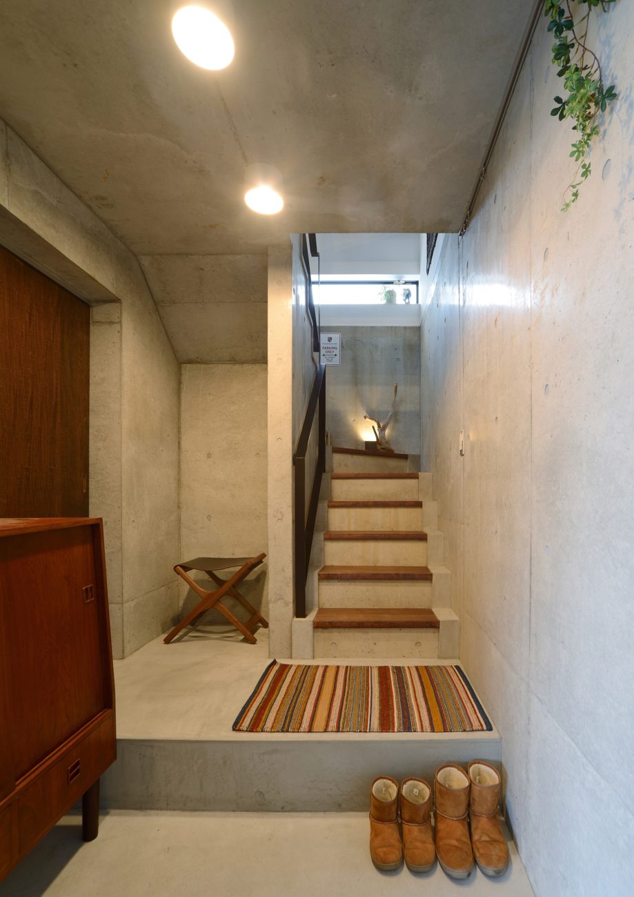地下車庫から室内にアクセスできる玄関・デザイン住宅