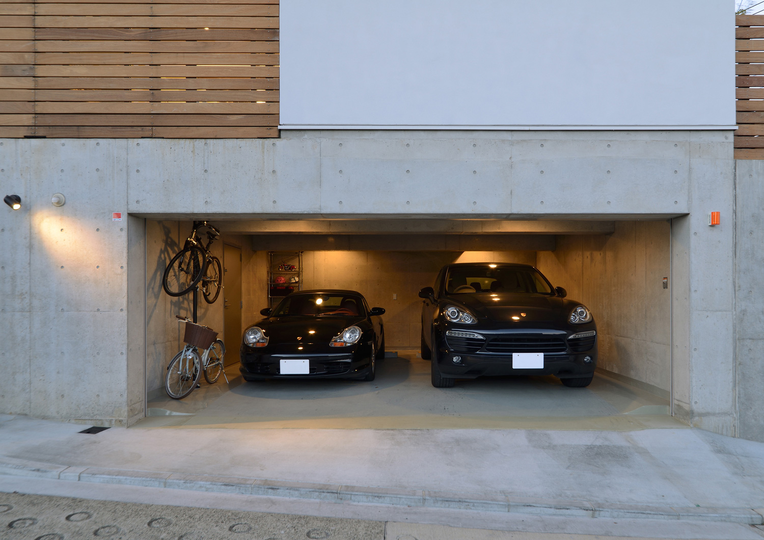 車二台と自転車が収納できる地下車庫がある家・デザイン住宅