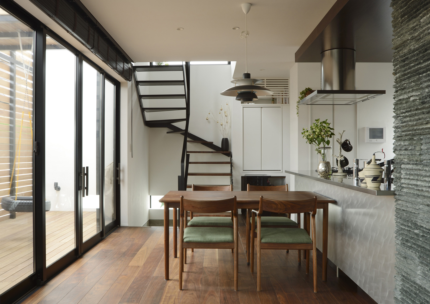 テラスに面した大きな窓と螺旋階段があるおしゃれなLDK・デザイン住宅