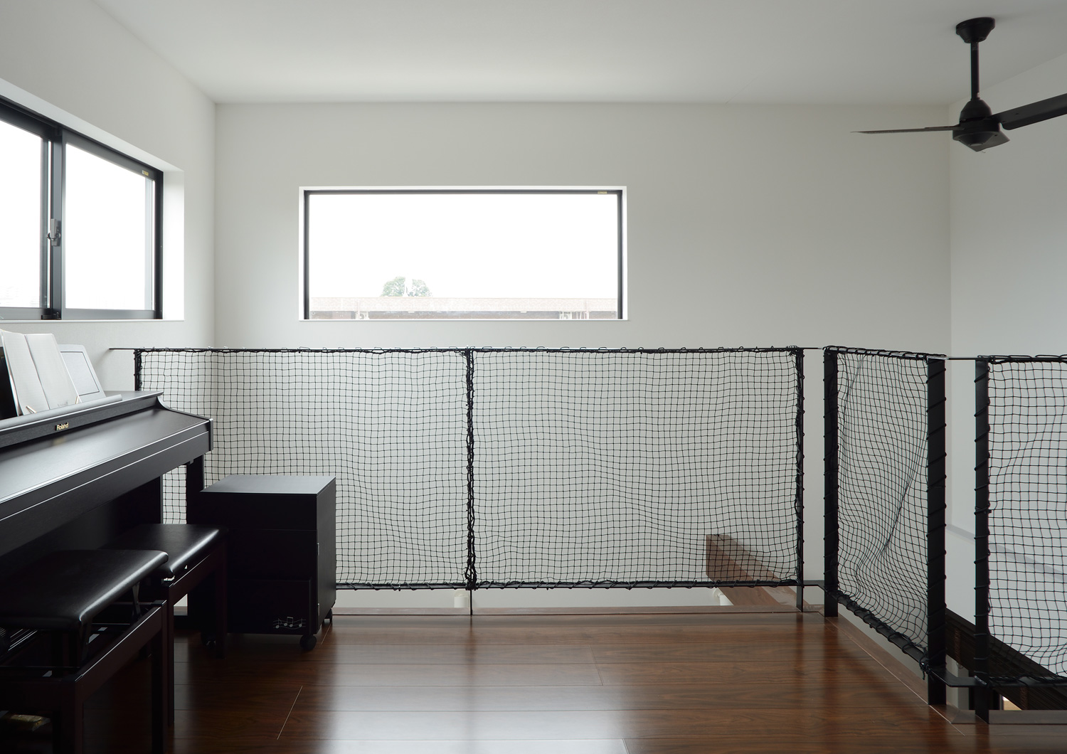 吹き抜けに面したピアノを置いた踊り場・デザイン住宅