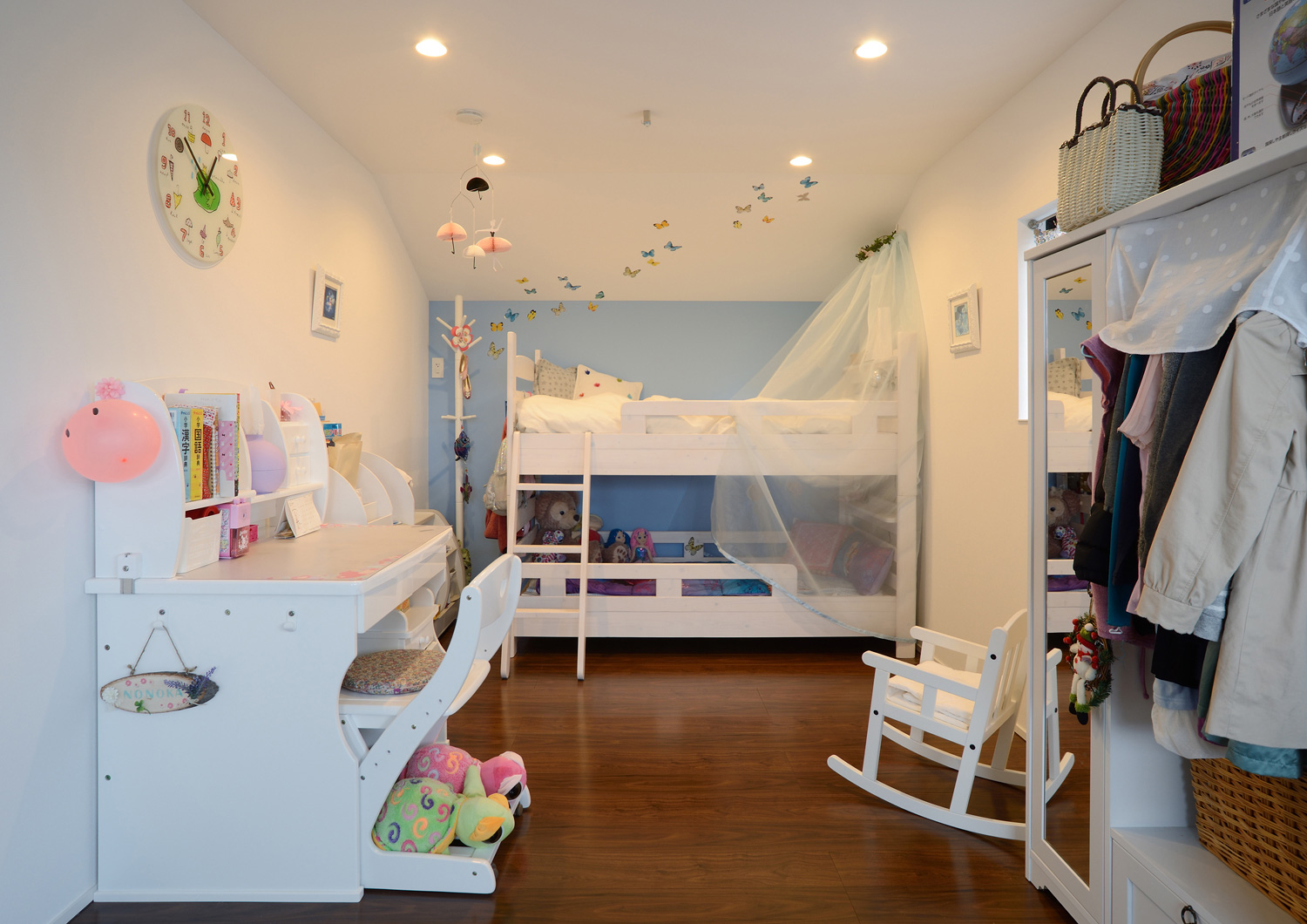 勉強机と二段ベッドがある可愛らしい子供部屋・デザイン住宅