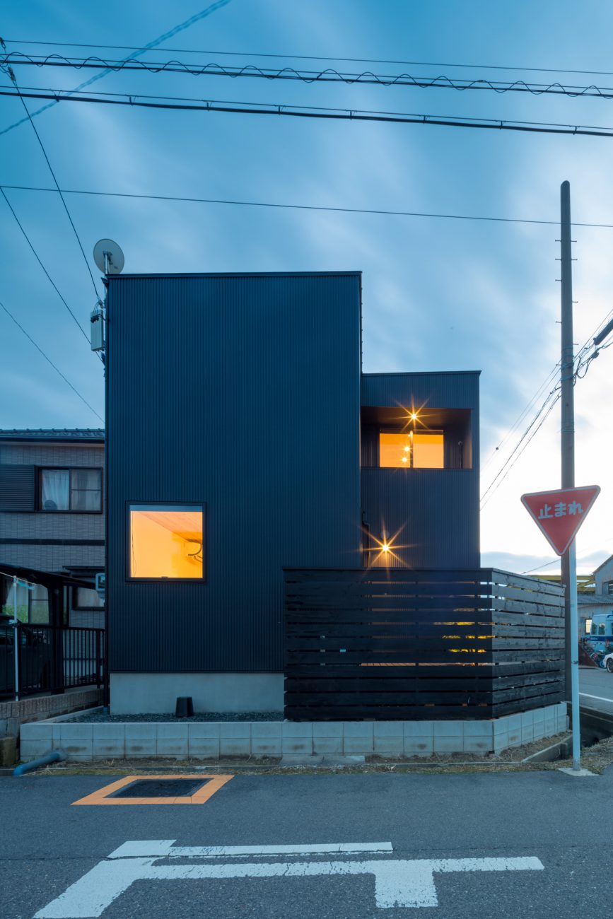 角地に建つ窓の少ないシンプルな黒い外壁の家・デザイン住宅