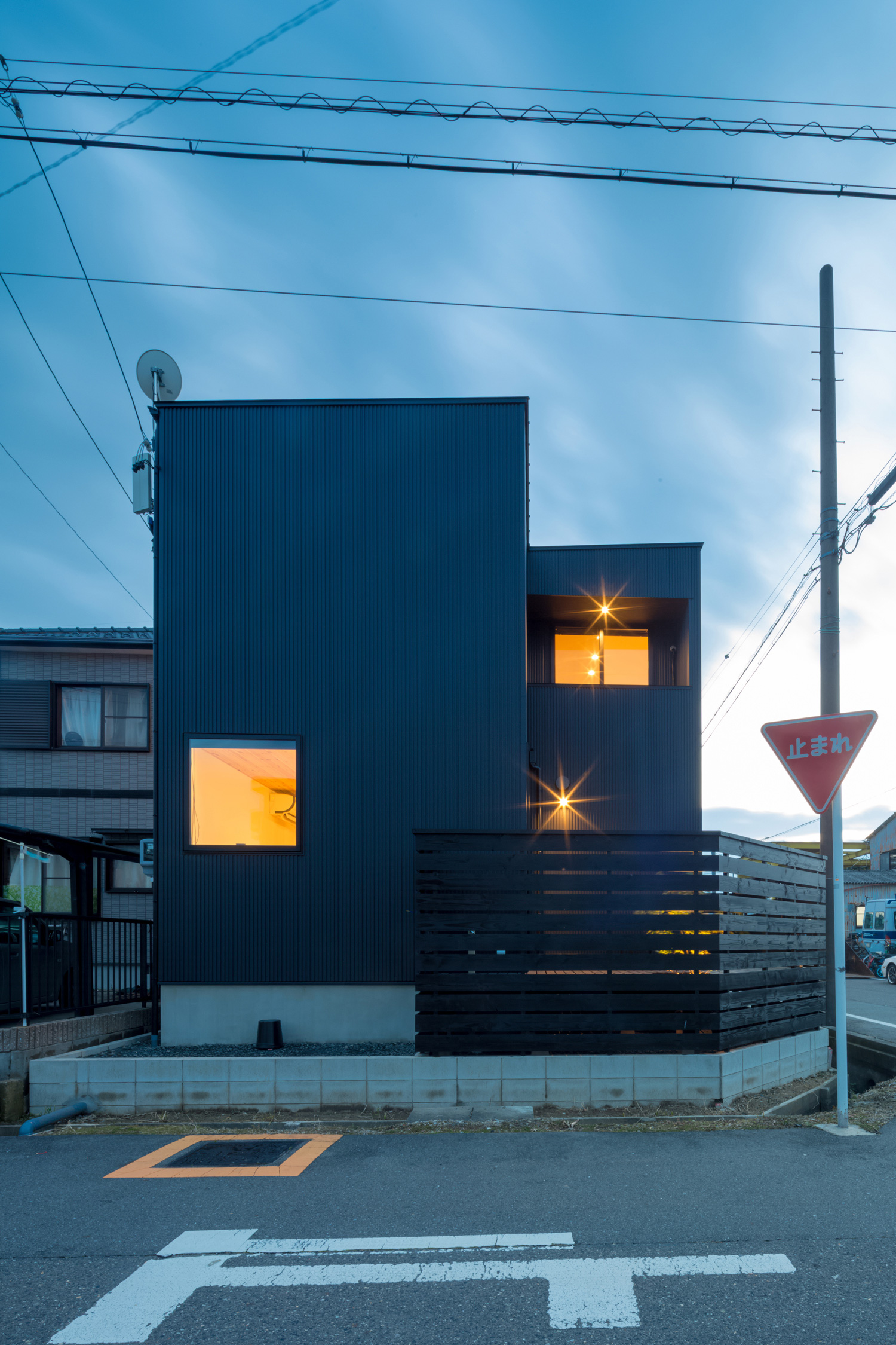 角地に建つ窓の少ないシンプルな黒い外壁の家・デザイン住宅