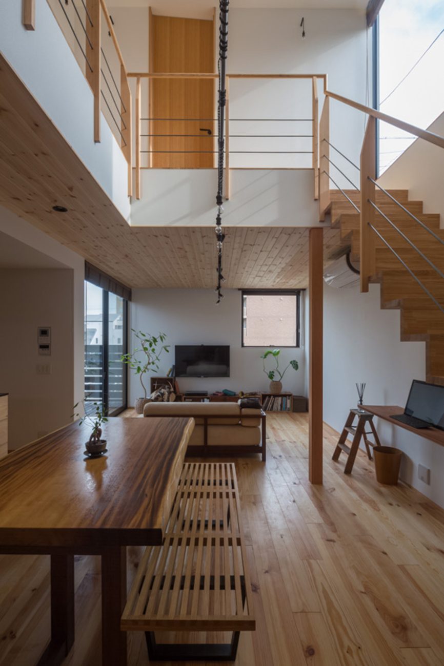 木のインテリアで統一した吹き抜けのLDK・デザイン住宅