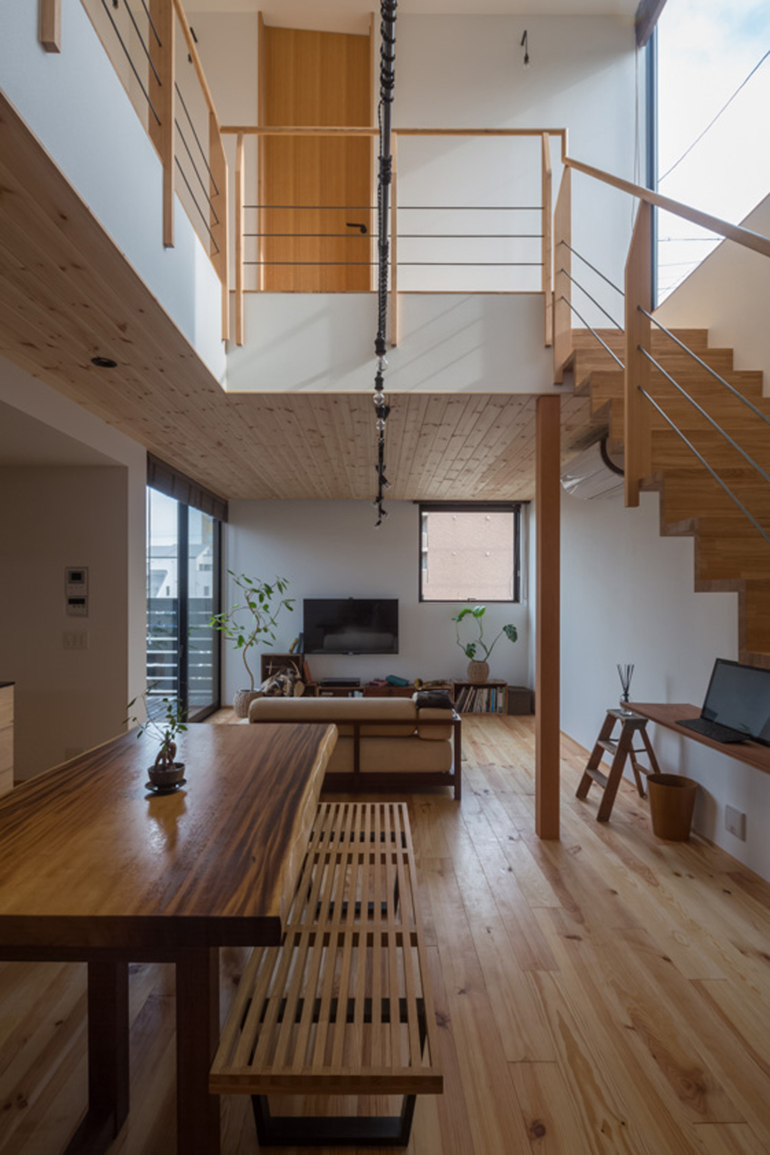 木のインテリアで統一した吹き抜けのLDK・デザイン住宅