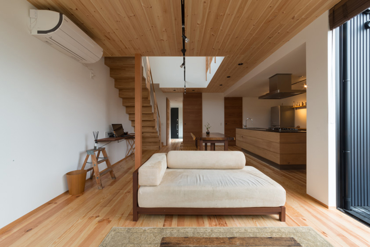 木目の天井とフローリングのログハウスのようなLDK・デザイン住宅