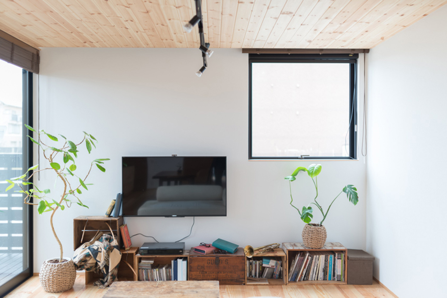 正方形の窓がある木目の天井のシンプルでおしゃれなLDK・デザイン住宅