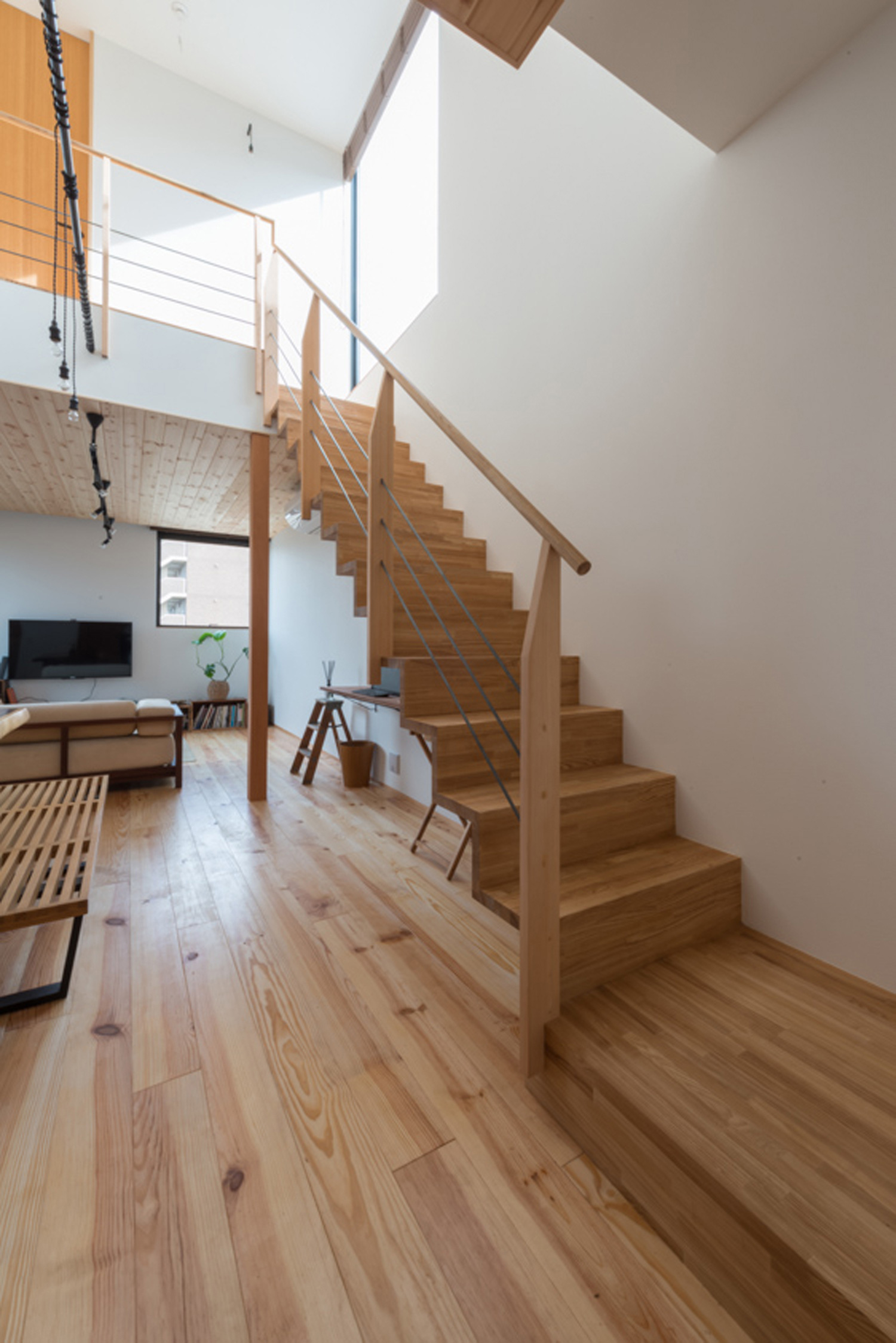 手すりにも木材を使ったリビングインのスケルトン階段・デザイン住宅