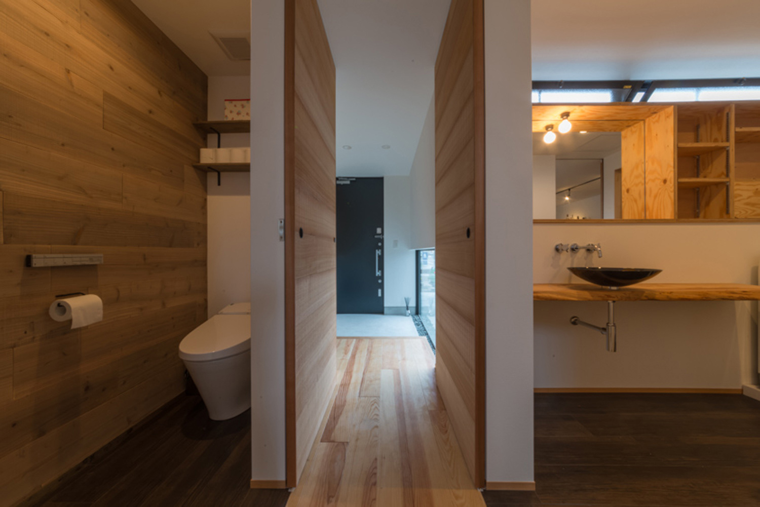 洗面所とトイレが廊下を挟んで向かい合わせにある間取り・デザイン住宅