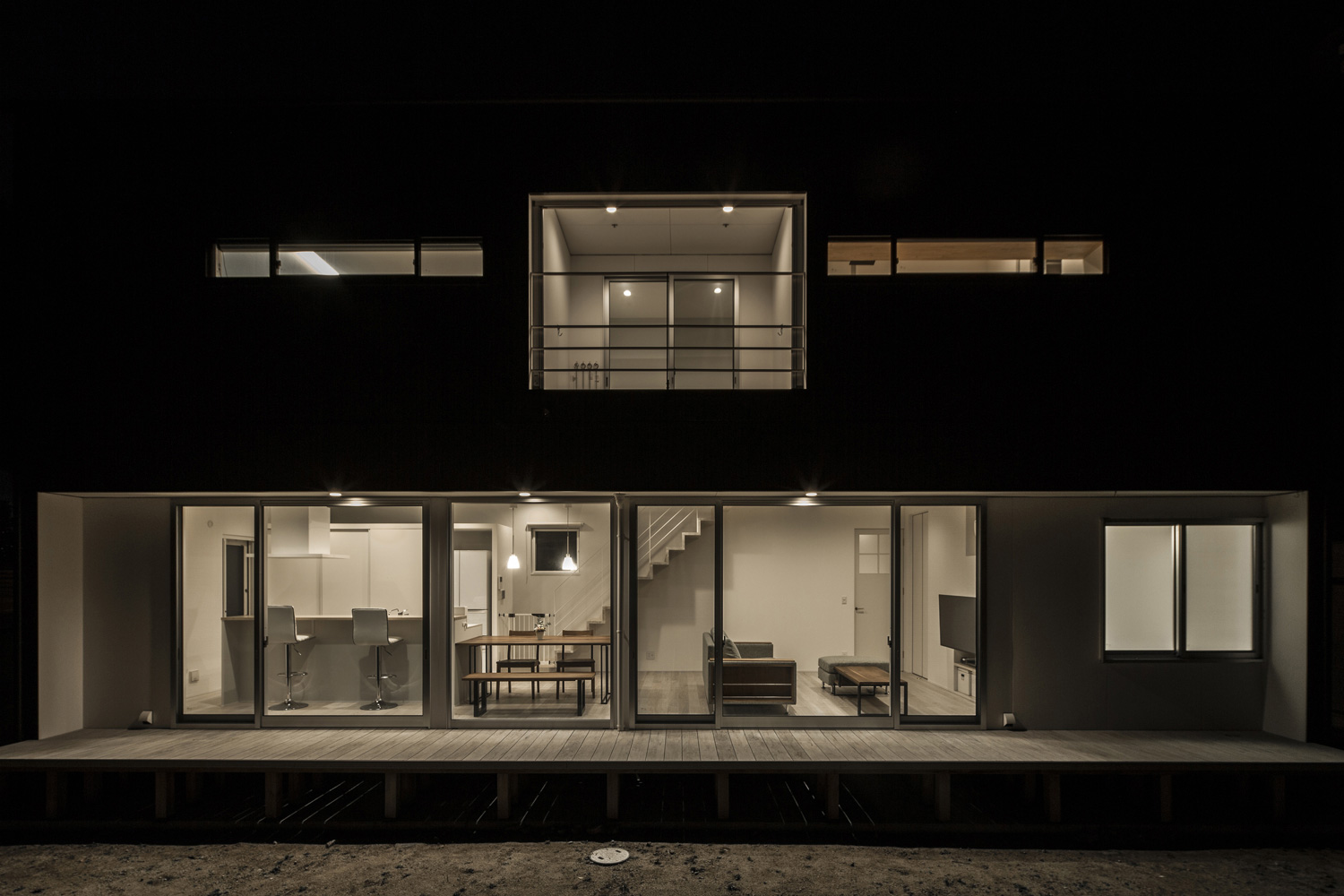 庭に面した大きな窓やバルコニーがある開放的な外観の家・デザイン住宅