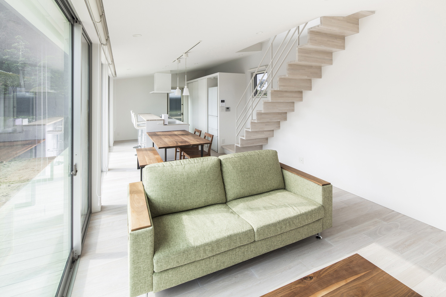 白と木材でインテリアを統一したシンプルでナチュラルなLDK・デザイン住宅