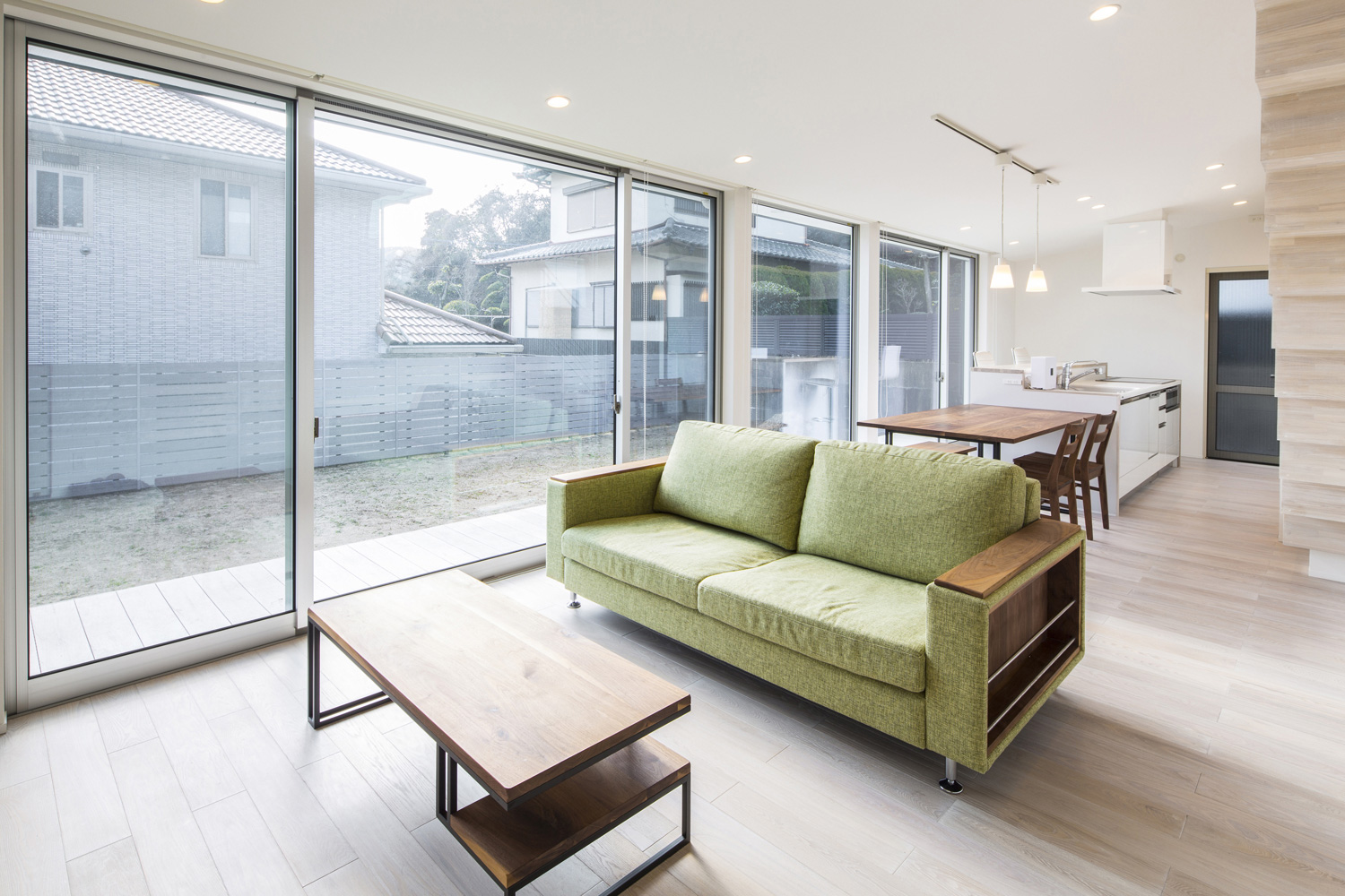 庭に面した大きな窓がある開放的なLDK・デザイン住宅