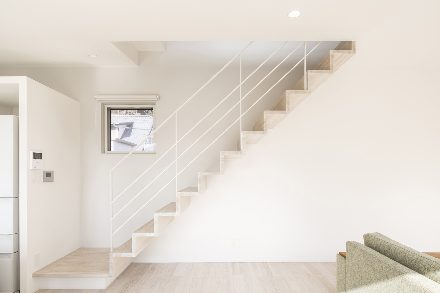 フローリングと馴染む白い木材で作られたスケルトンのリビングイン階段・デザイン住宅