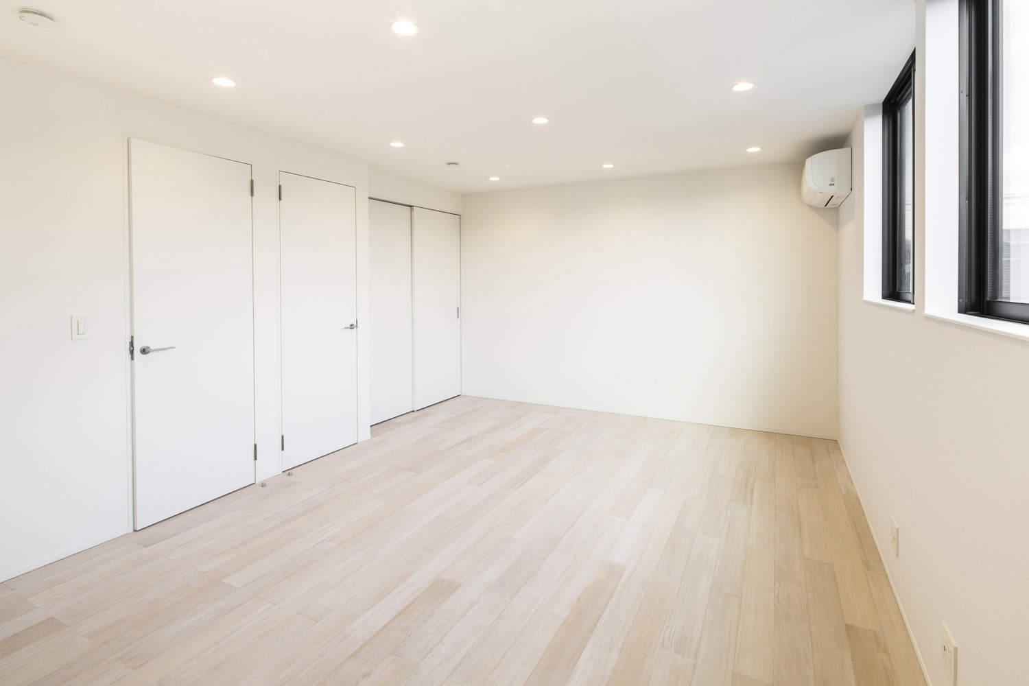 左右対称にしたシンプルで明るい子供部屋・デザイン住宅