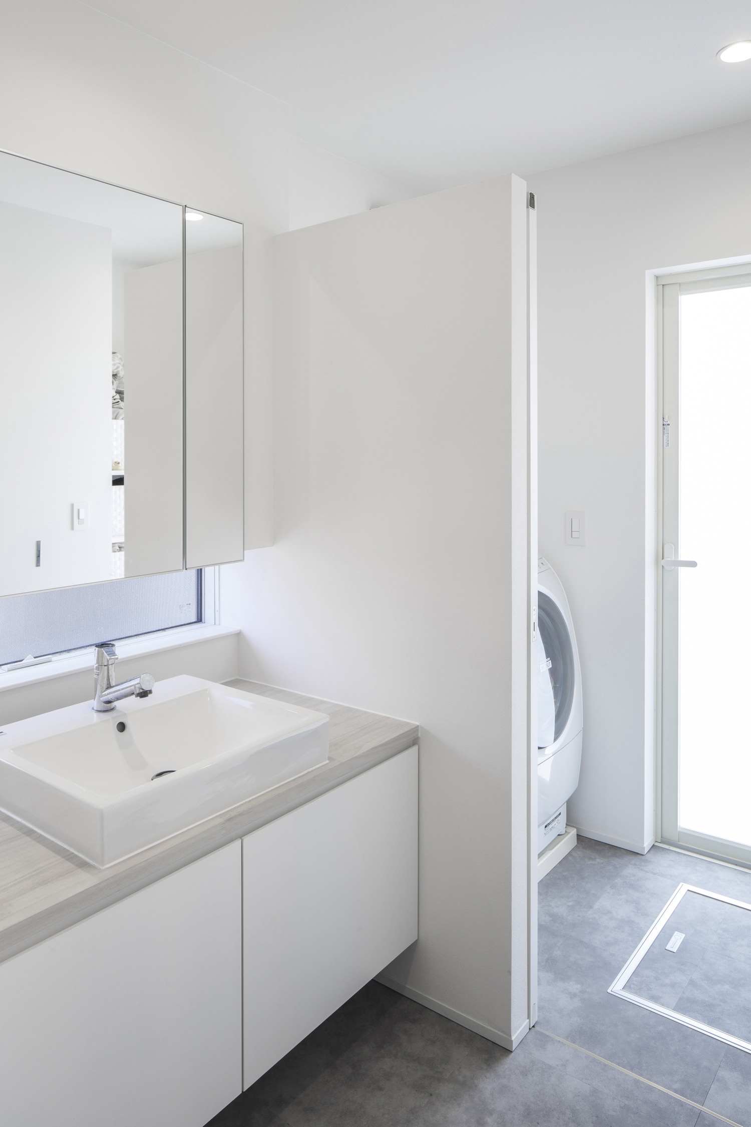 清潔感のあるシンプルで明るい洗面所・デザイン住宅