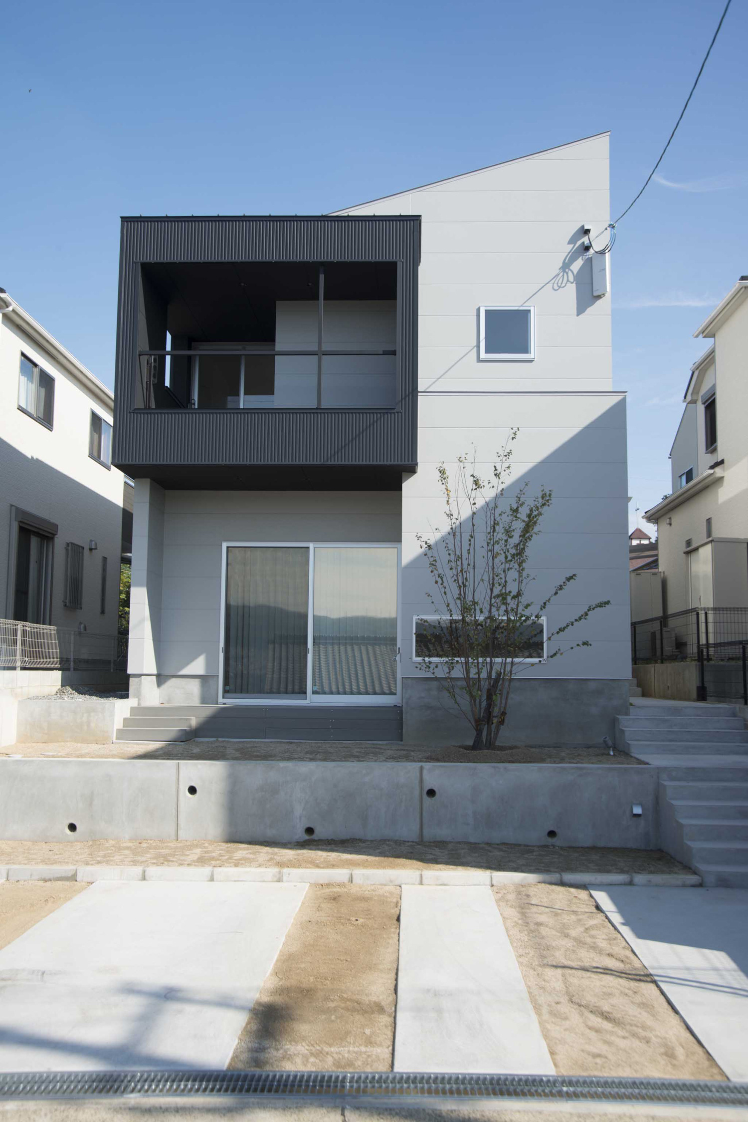 デザイン住宅建築実例_外観・注文住宅『CASE395 山の上に浮かぶ家』の建築実例・施⼯例の写真・建物外観全体