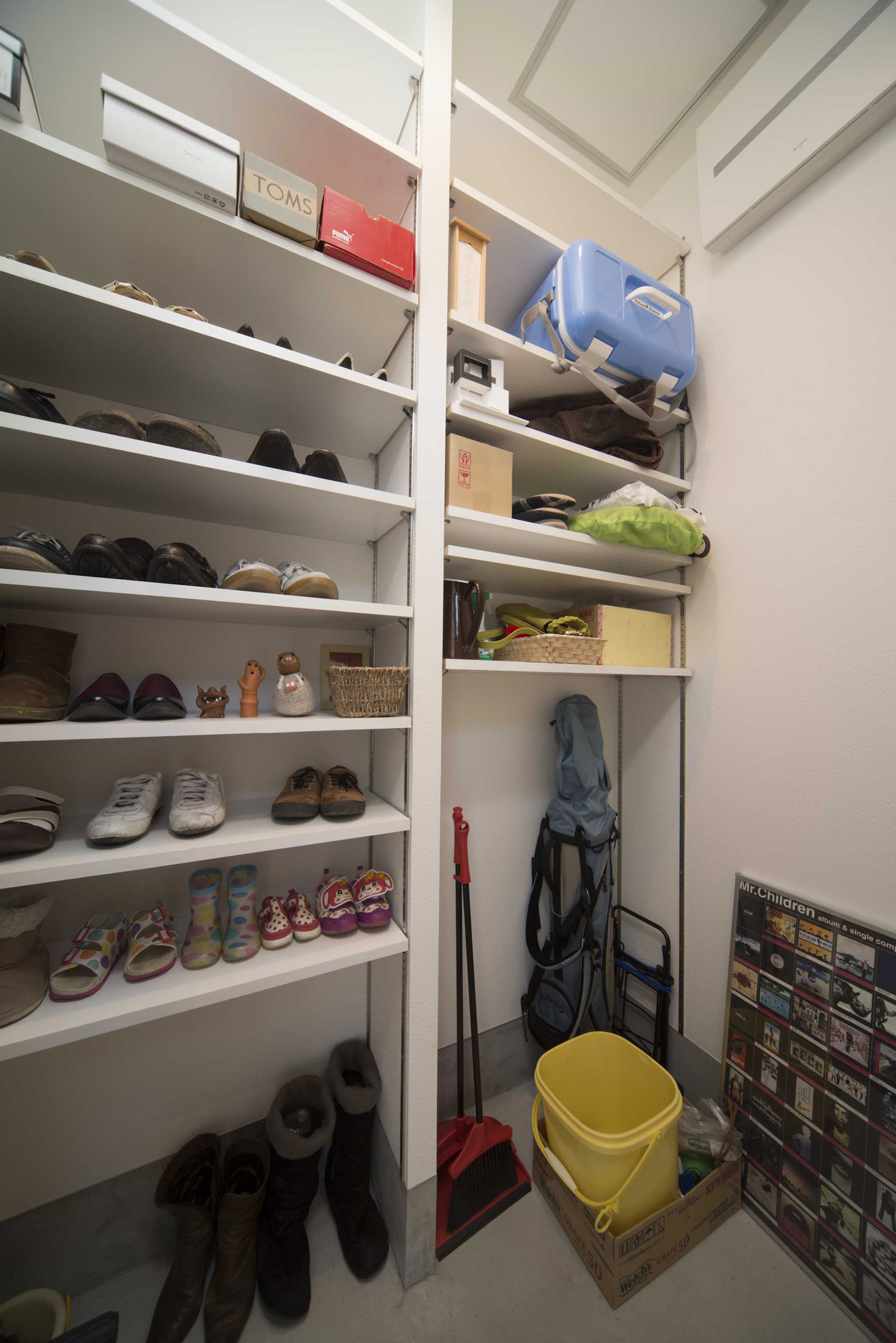 壁付け棚のシューズラックがあるウォークスルータイプのシューズインクローゼット・デザイン住宅