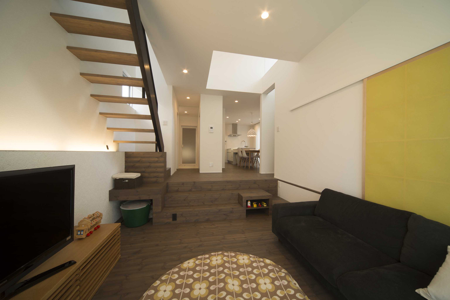 リビングイン階段のある、ダウンリビングのLDK・デザイン住宅