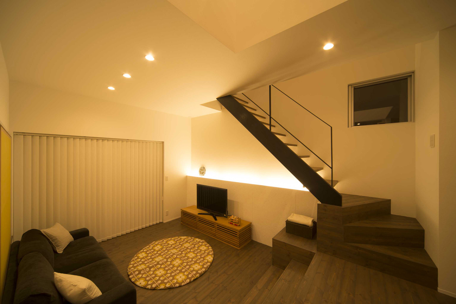 壁際に間接照明を取り付けたシンプルでおしゃれなLDK・デザイン住宅