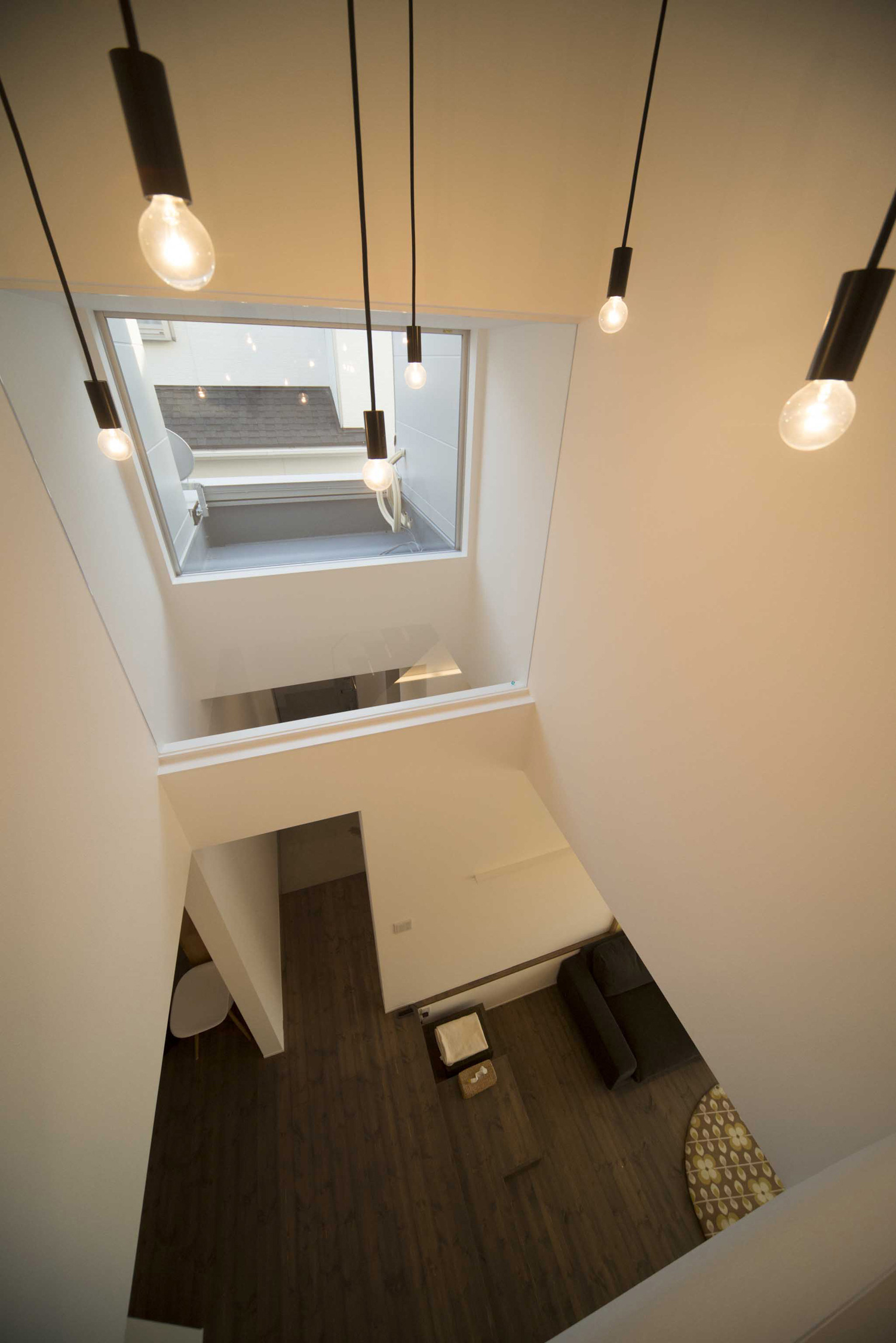 シンプルなペンダントライトを取り付けた吹き抜けのLDK・デザイン住宅