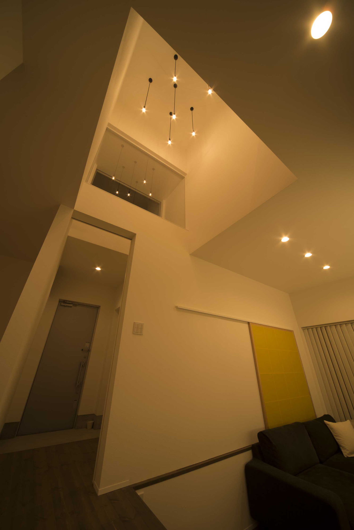 部屋の中央に吹き抜けがある開放的なLDK・デザイン住宅