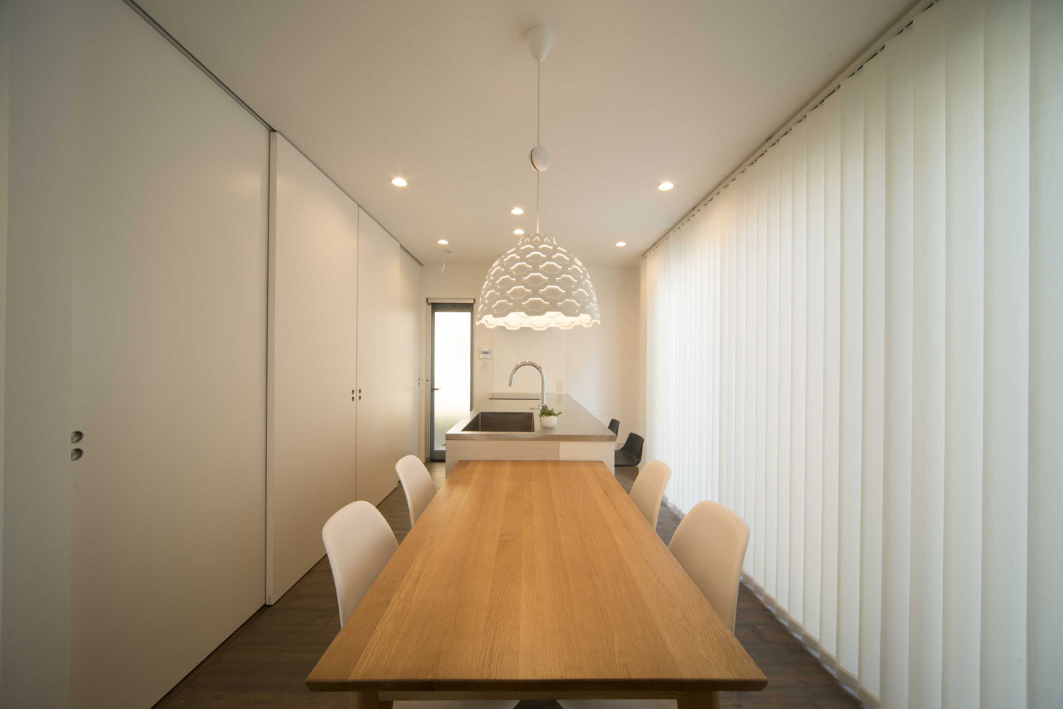 キッチンとダイニングテーブルが横並びになったLDK・デザイン住宅