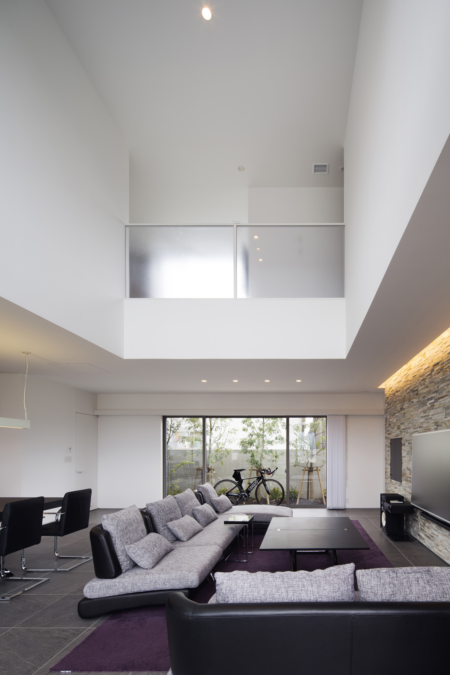 二階の廊下が吹き抜けに面した開放感のあるLDK・デザイン住宅