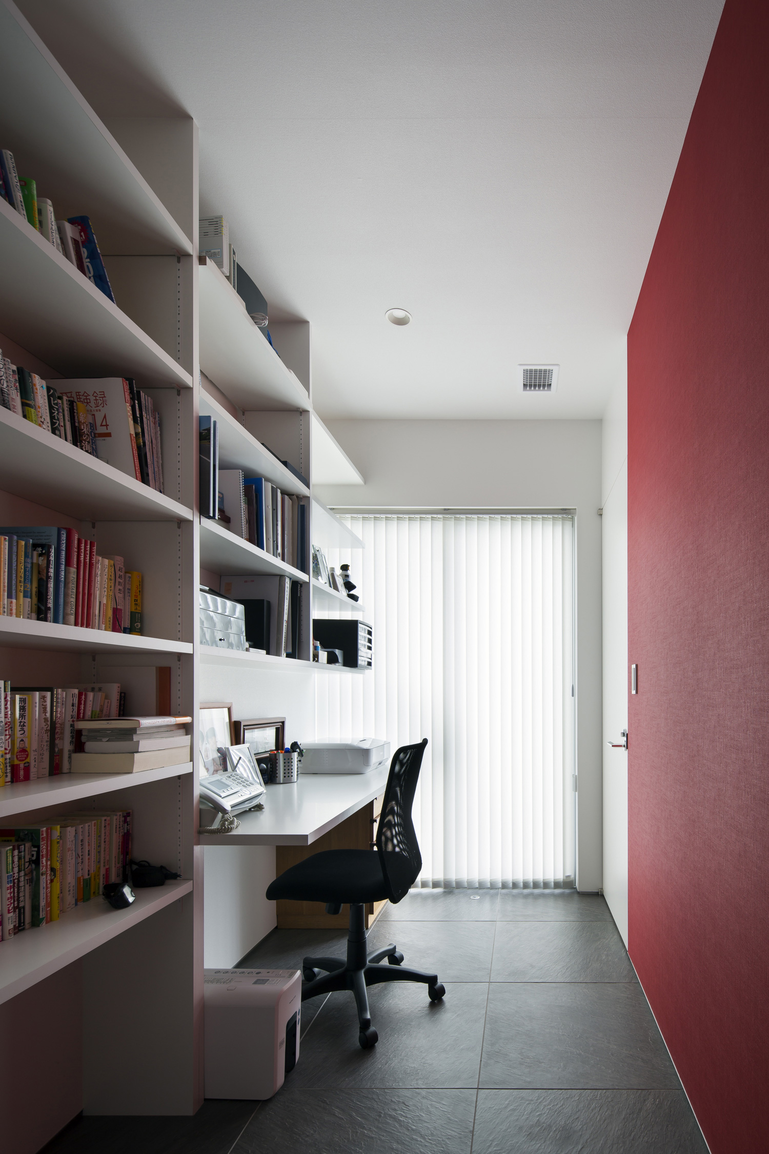 壁一面に本棚があるコンパクトで明るい書斎・デザイン住宅