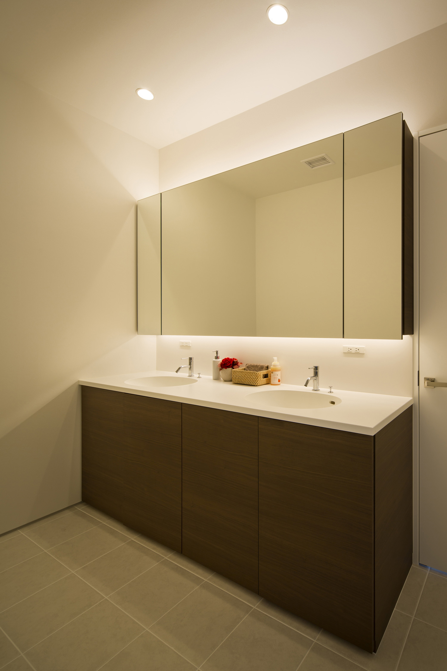 ダブルボウルでミラーキャビネットの裏に間接照明を取り付けたシンプルな洗面所・デザイン住宅