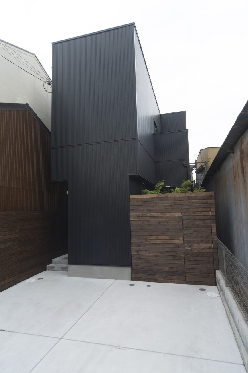 デザイン住宅建築実例_外観・注文住宅『CASE399 くつろぎの家』の建築実例・施⼯例の写真・建物外観全体