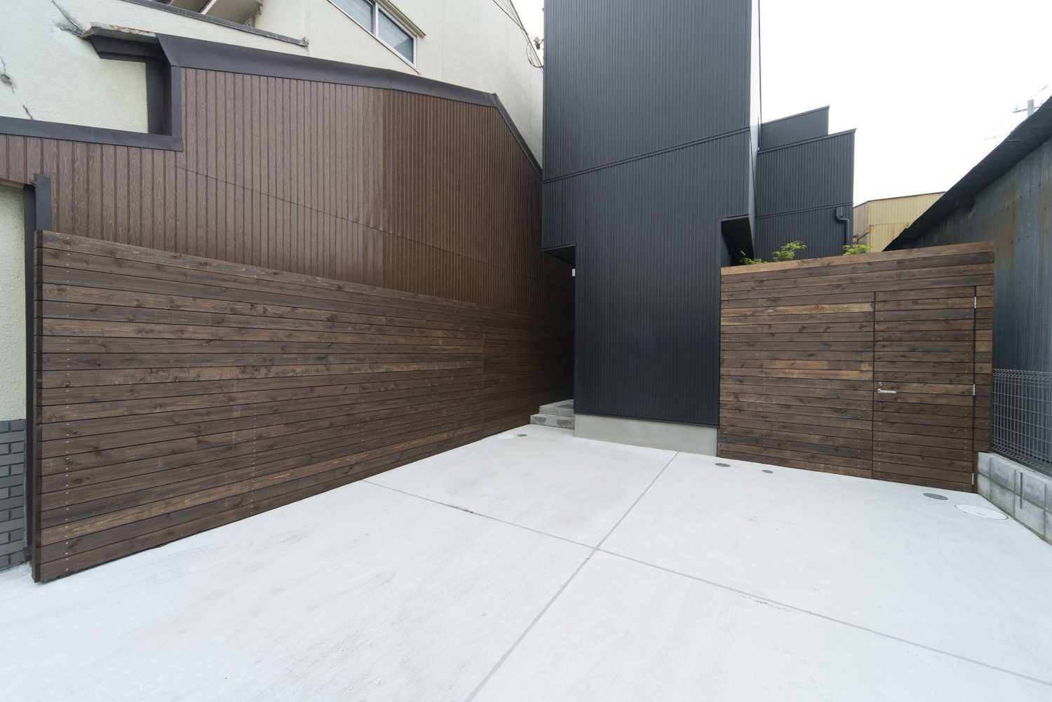 広い駐車スペースがある黒い外壁の家・デザイン住宅