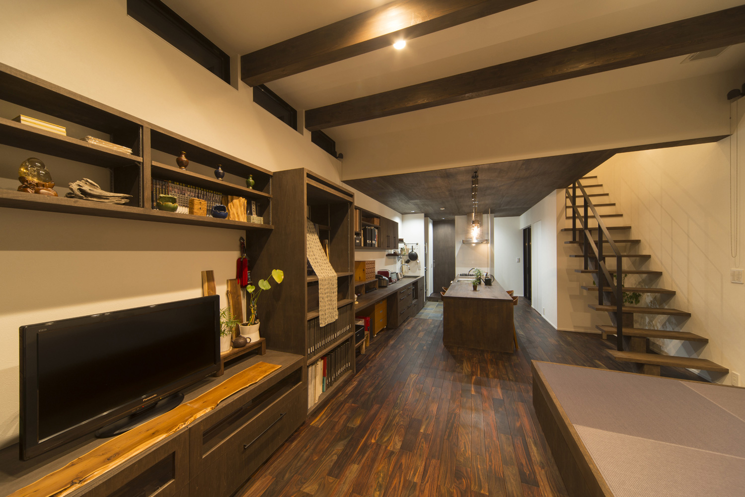 濃い色のフローリングでリビングイン階段があるLDK・デザイン住宅