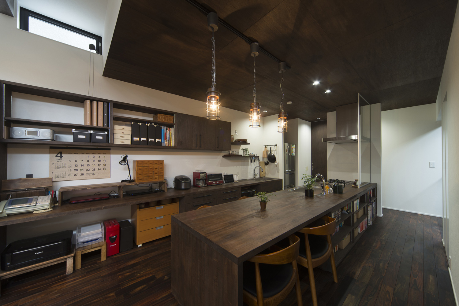 キッチンとダイニングテーブルが一体型となったデザイン・デザイン住宅