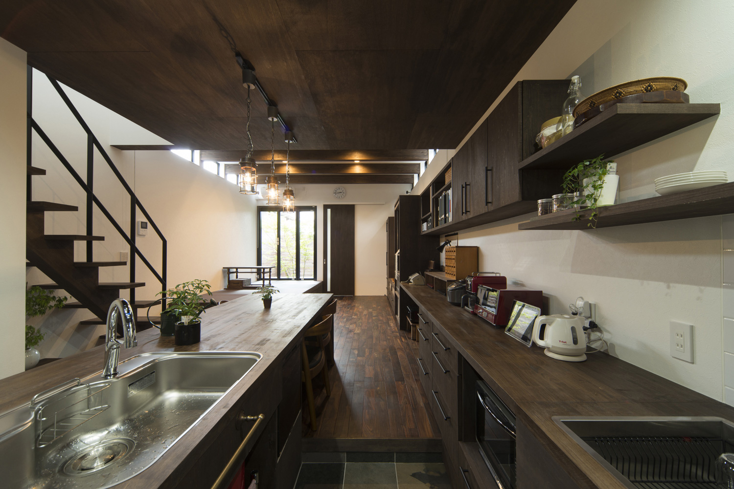 リビングを見渡すことが出来る、ダイニングテーブルが一体型となったペニンシュラキッチン・デザイン住宅