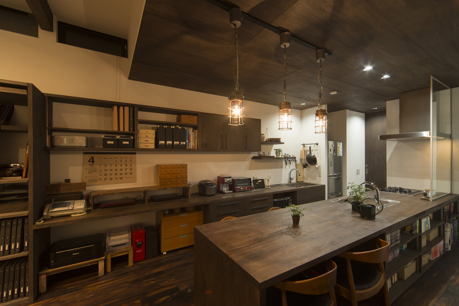 キッチンと統一感がある、見せる収納となったカップボード・デザイン住宅