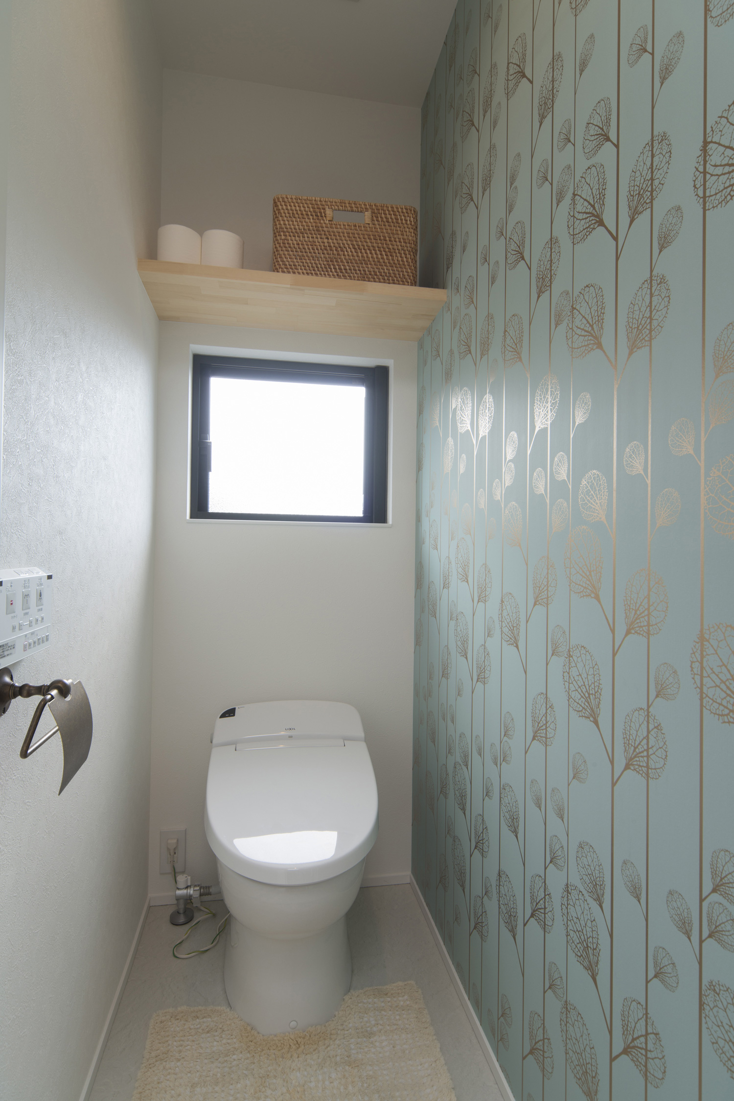 北欧風のアクセント壁紙があるトイレ・デザイン住宅