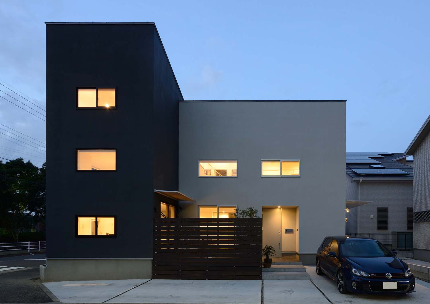 窓が均等に並んだモノトーンの外壁の家・デザイン住宅