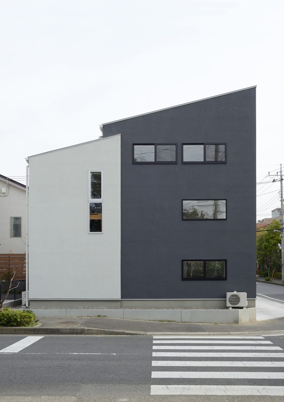 角地に建つ斜め屋根でモノトーンの外壁の家・デザイン住宅