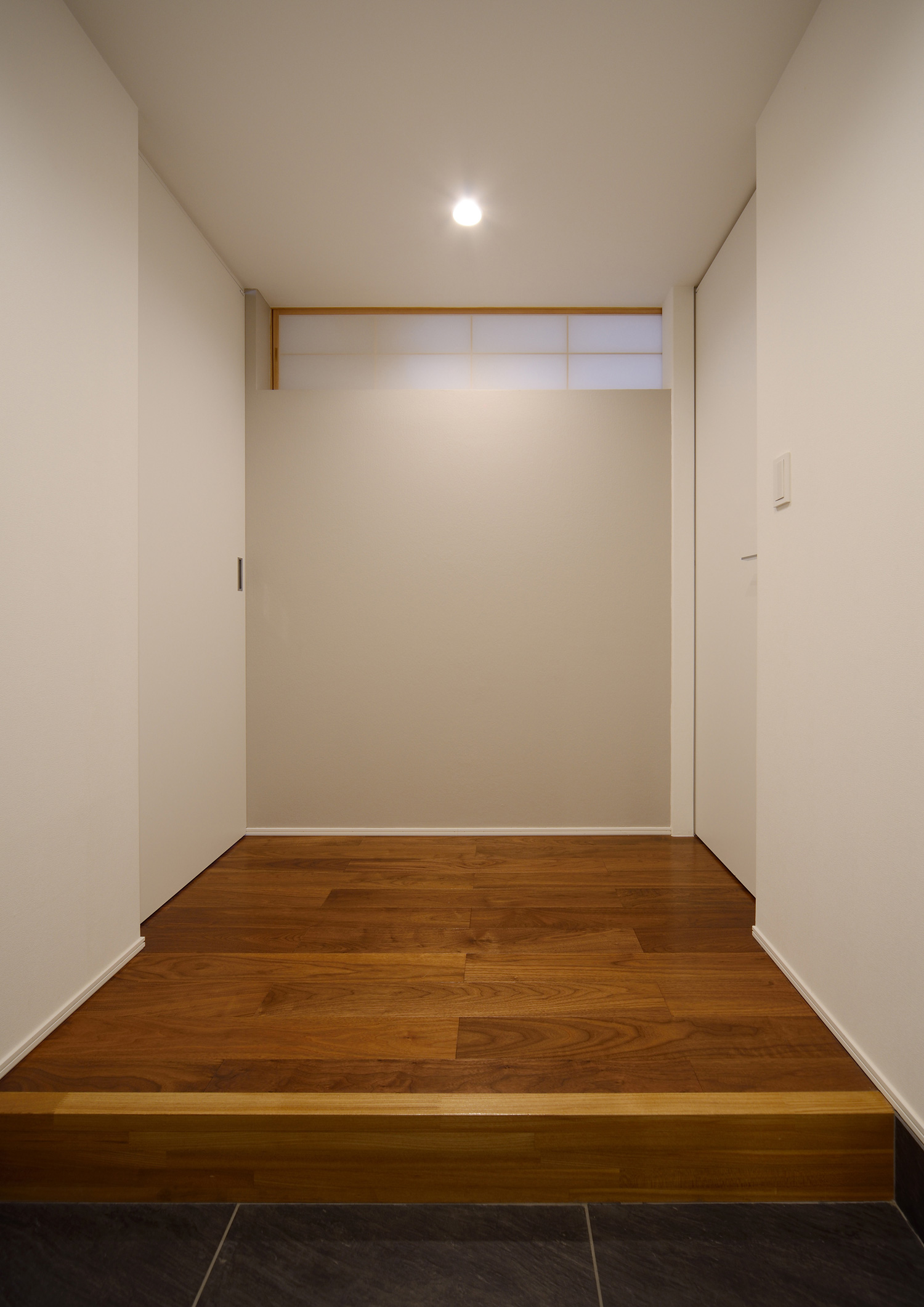 白い壁とフローリングのシンプルな廊下・デザイン住宅