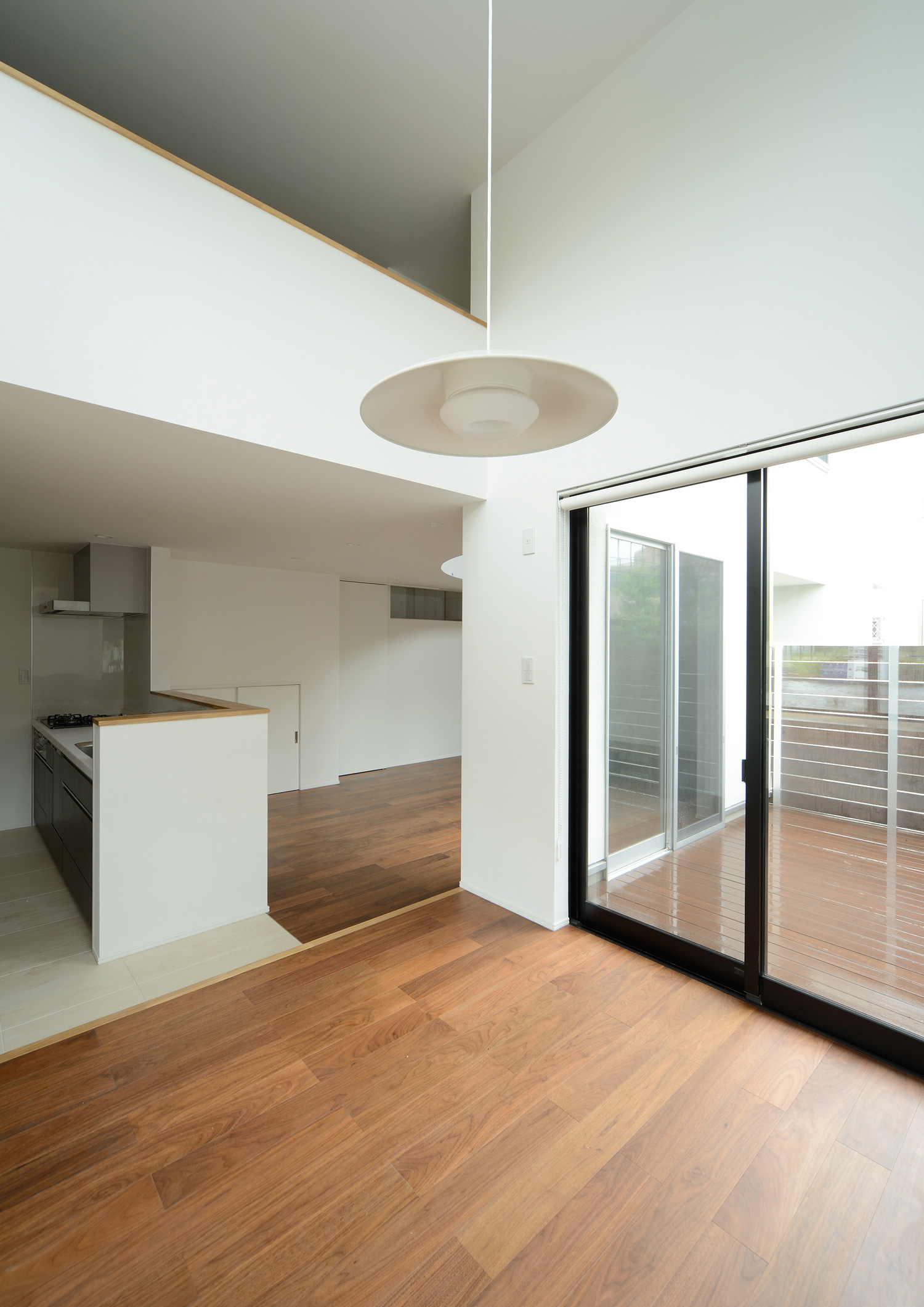 テラスに面した窓がある、吹き抜けのシンプルなLDK・デザイン住宅