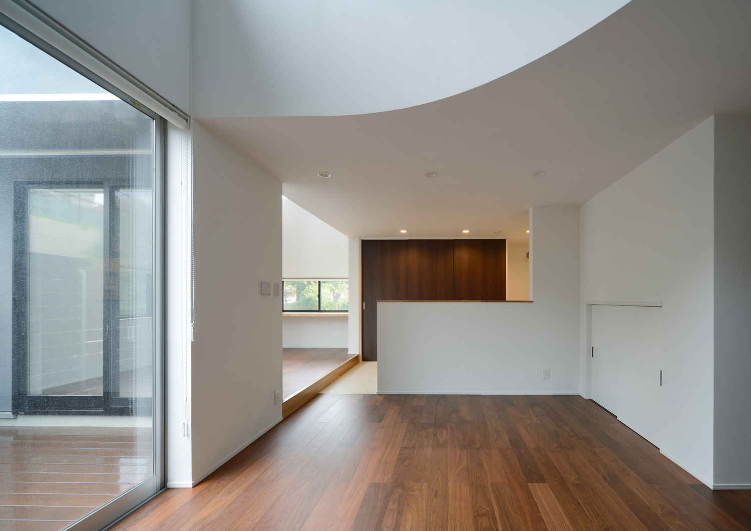 腰壁付きのキッチンがあるフローリングのシンプルなLDK・デザイン住宅