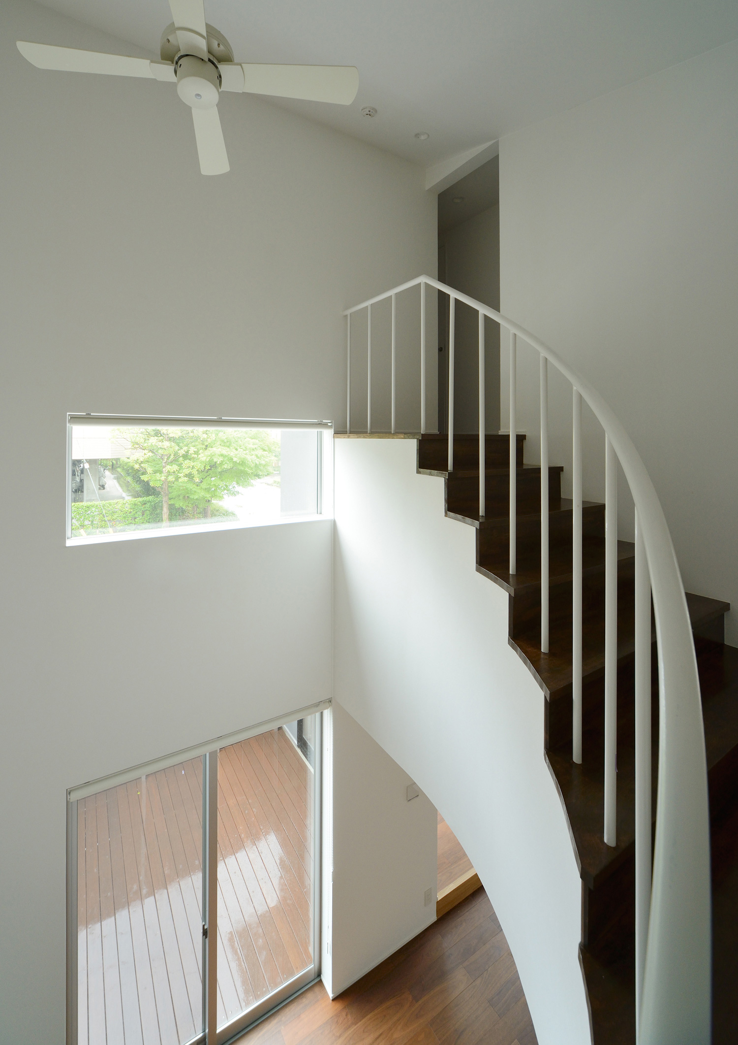 螺旋階段がある吹き抜けのLDK・デザイン住宅