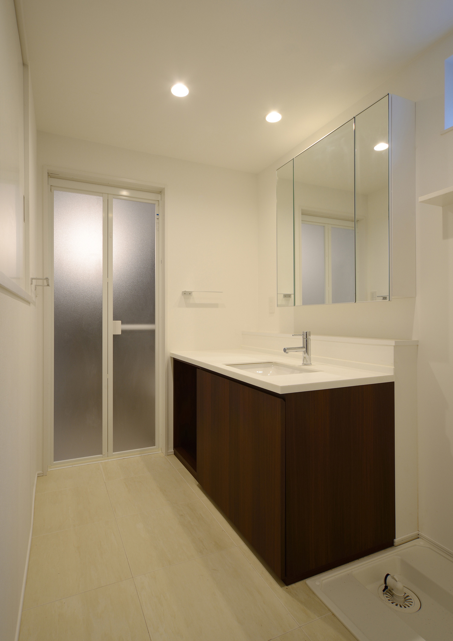 木目の洗面台があるシンプルな洗面所・デザイン住宅