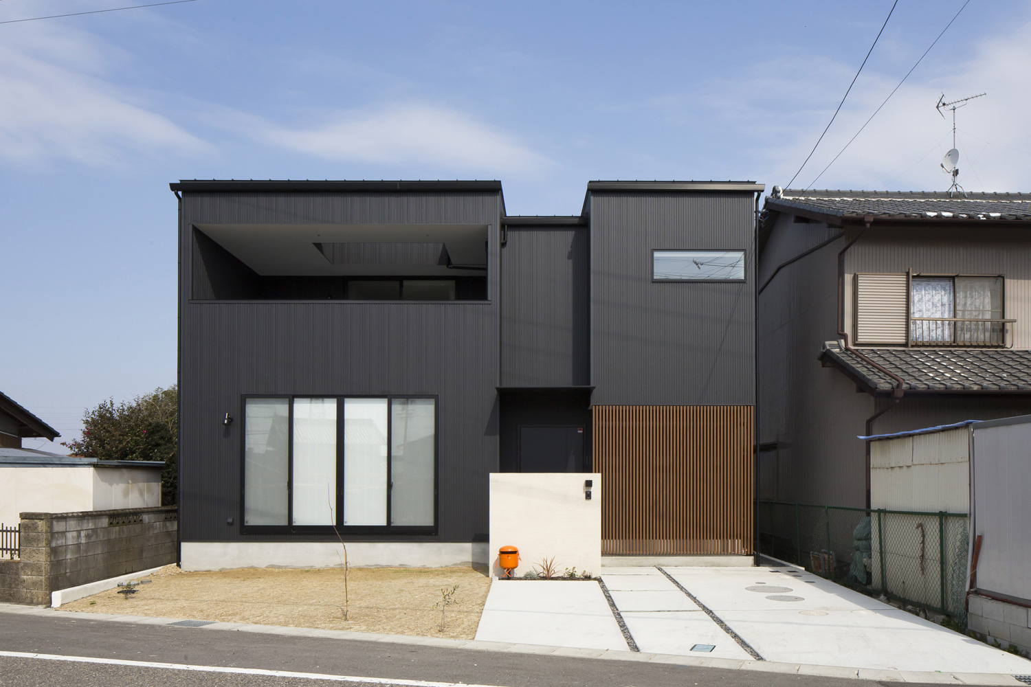 デザイン住宅建築実例_外観・注文住宅『CASE401 通い路の家』の建築実例・施⼯例の写真・建物外観全体