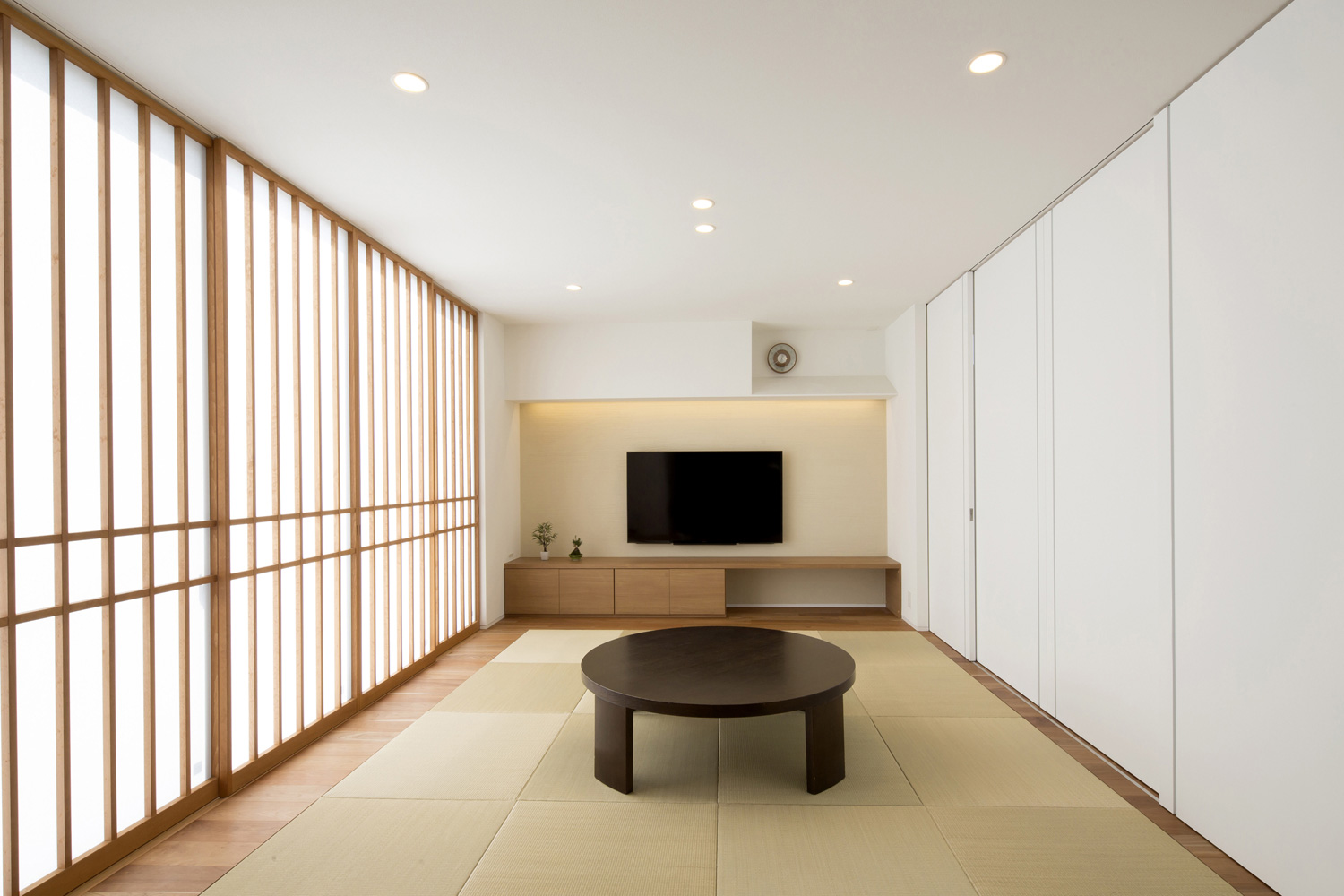 壁付けテレビがある琉球畳で障子がある和風のLDK・デザイン住宅