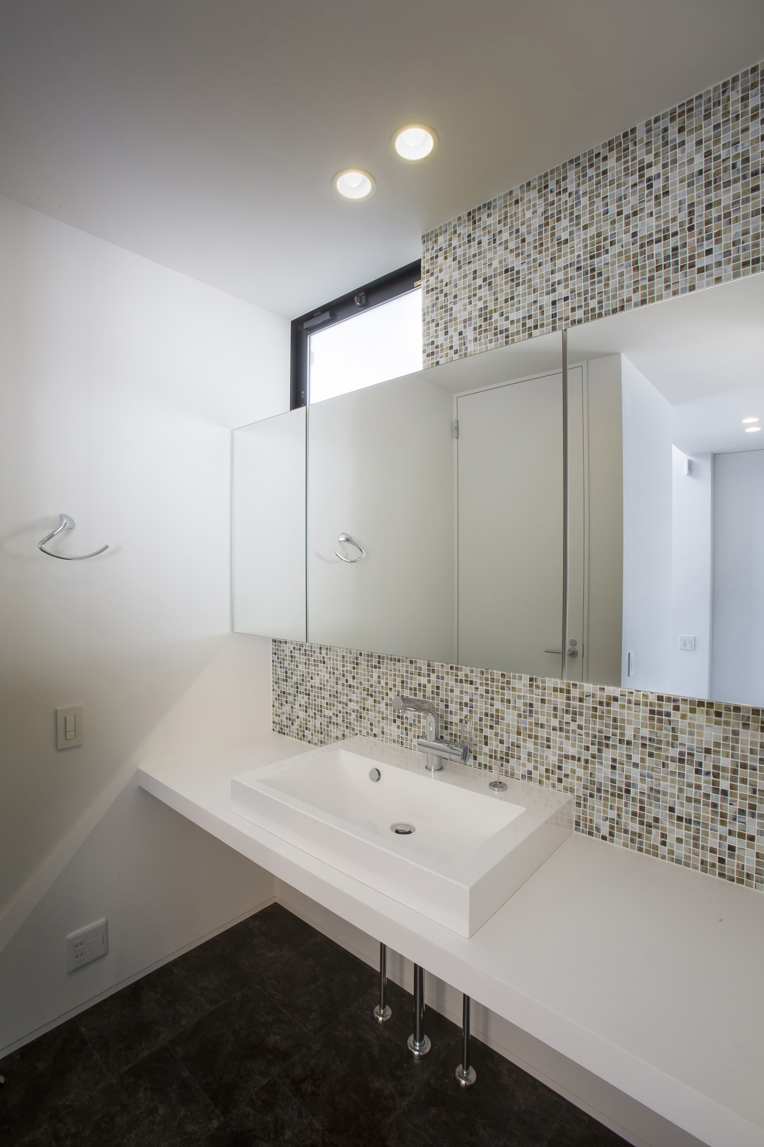 カラフルなタイル壁があるシンプルな洗面所・デザイン住宅