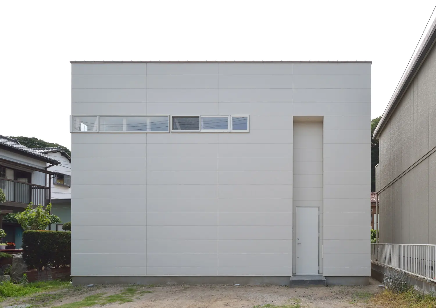 正面と裏側で全く表情が異なる家