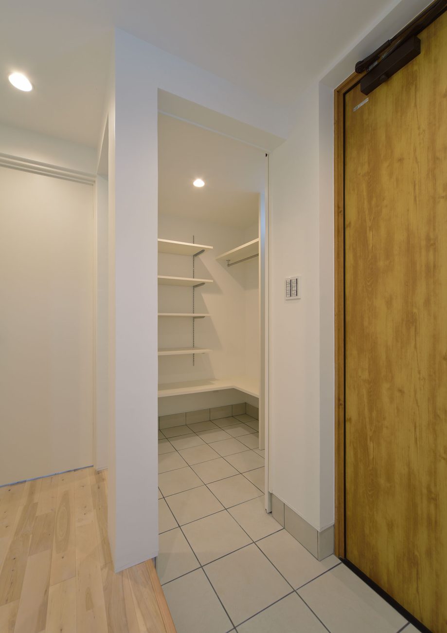 回遊式のシューズインクローゼットが付いた玄関・デザイン住宅