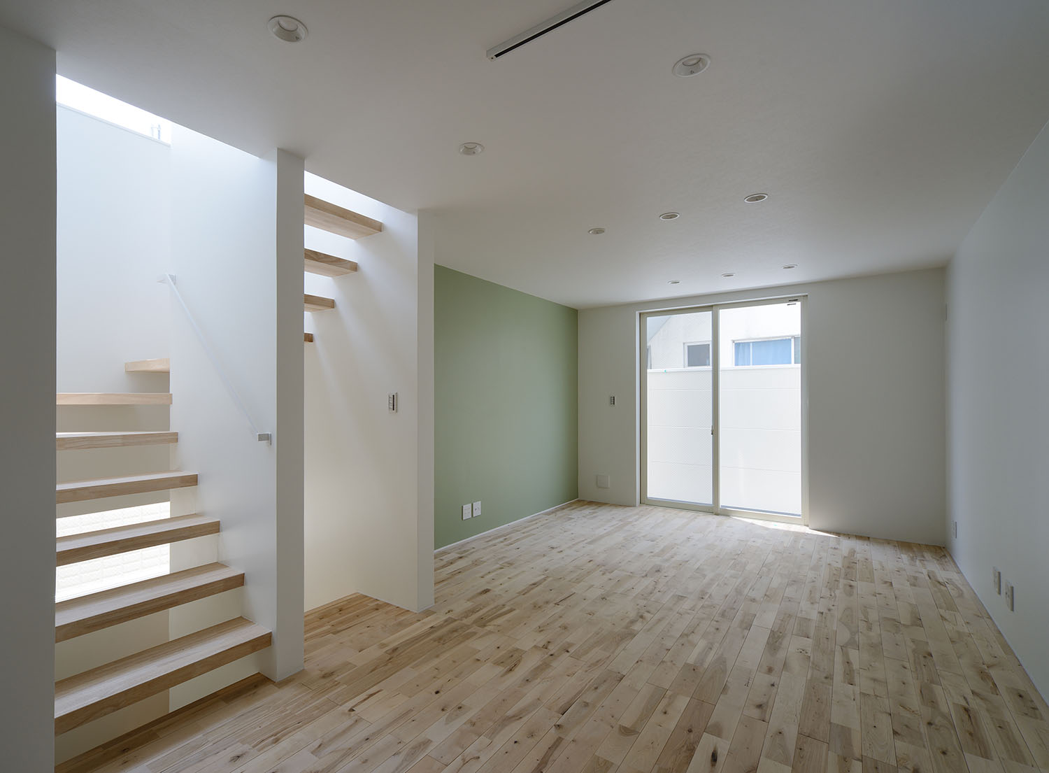 バルコニーに面した窓があるシンプルで明るいLDK・デザイン住宅